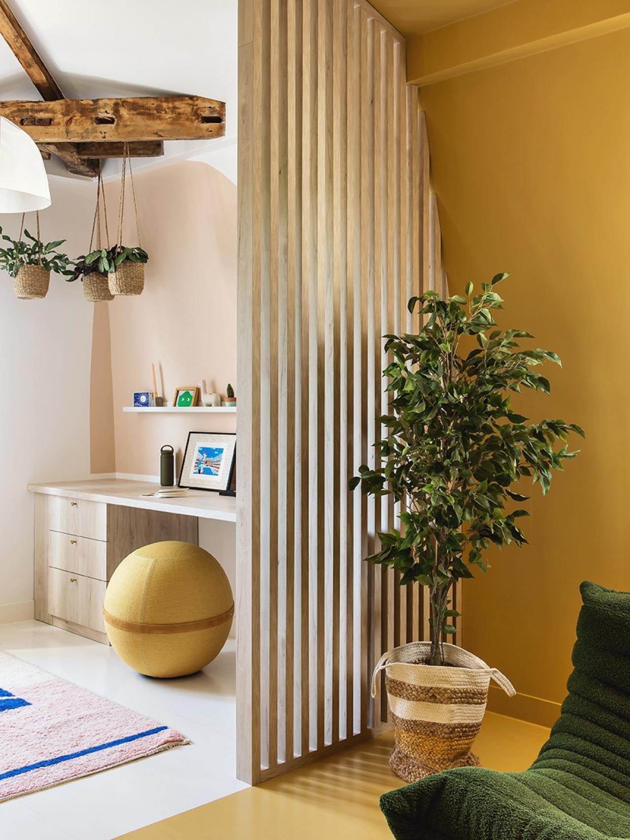 The office of Lucie Socrate ⓒ Hervé Goluza for Plum Living