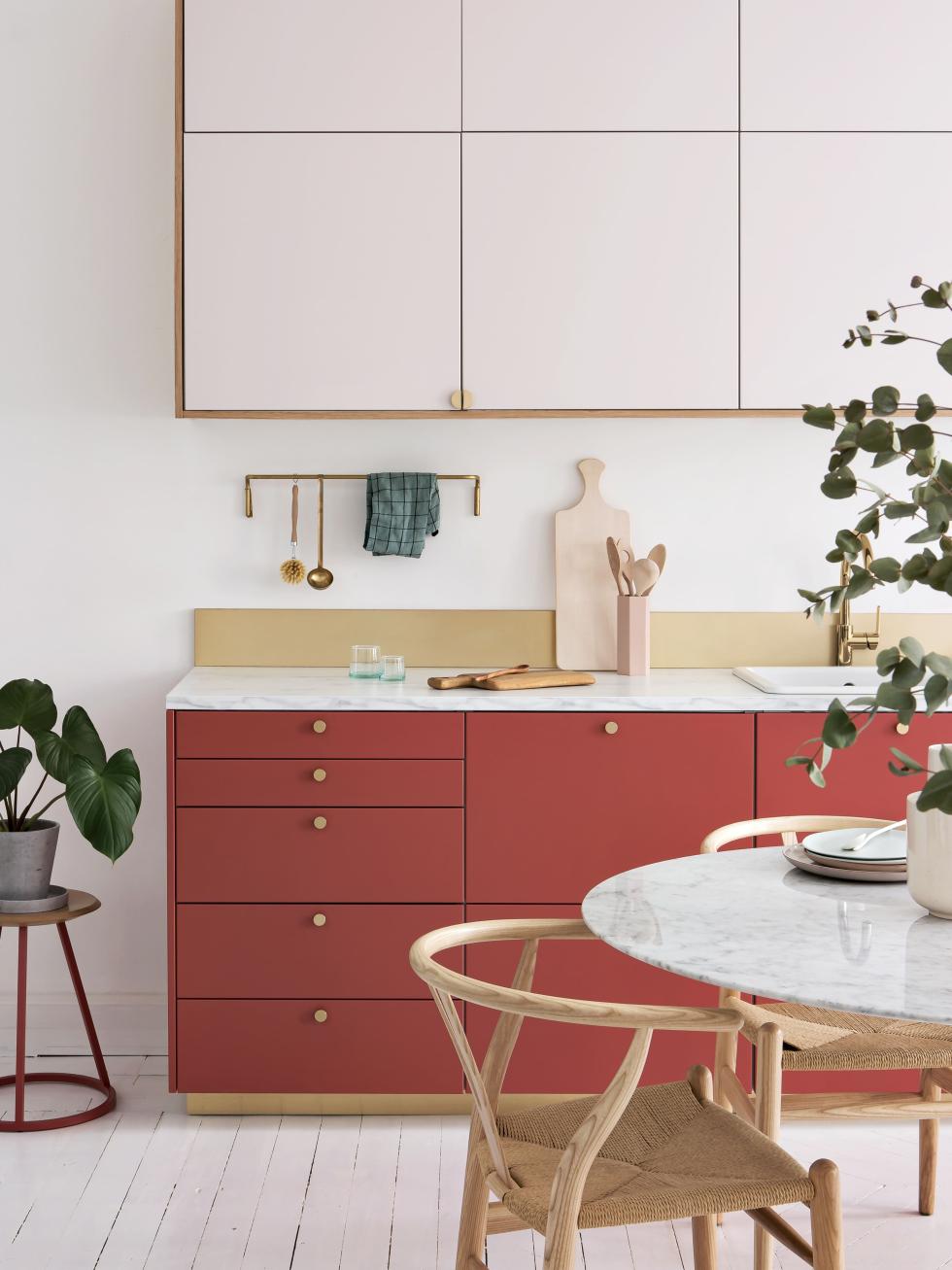 Küche in Rot 01 - Terra, Messingspritzschutz