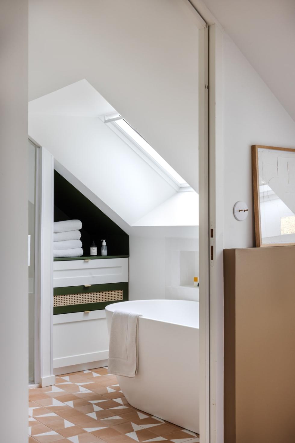 Badezimmer mit olivgrünem Rohrgeflecht