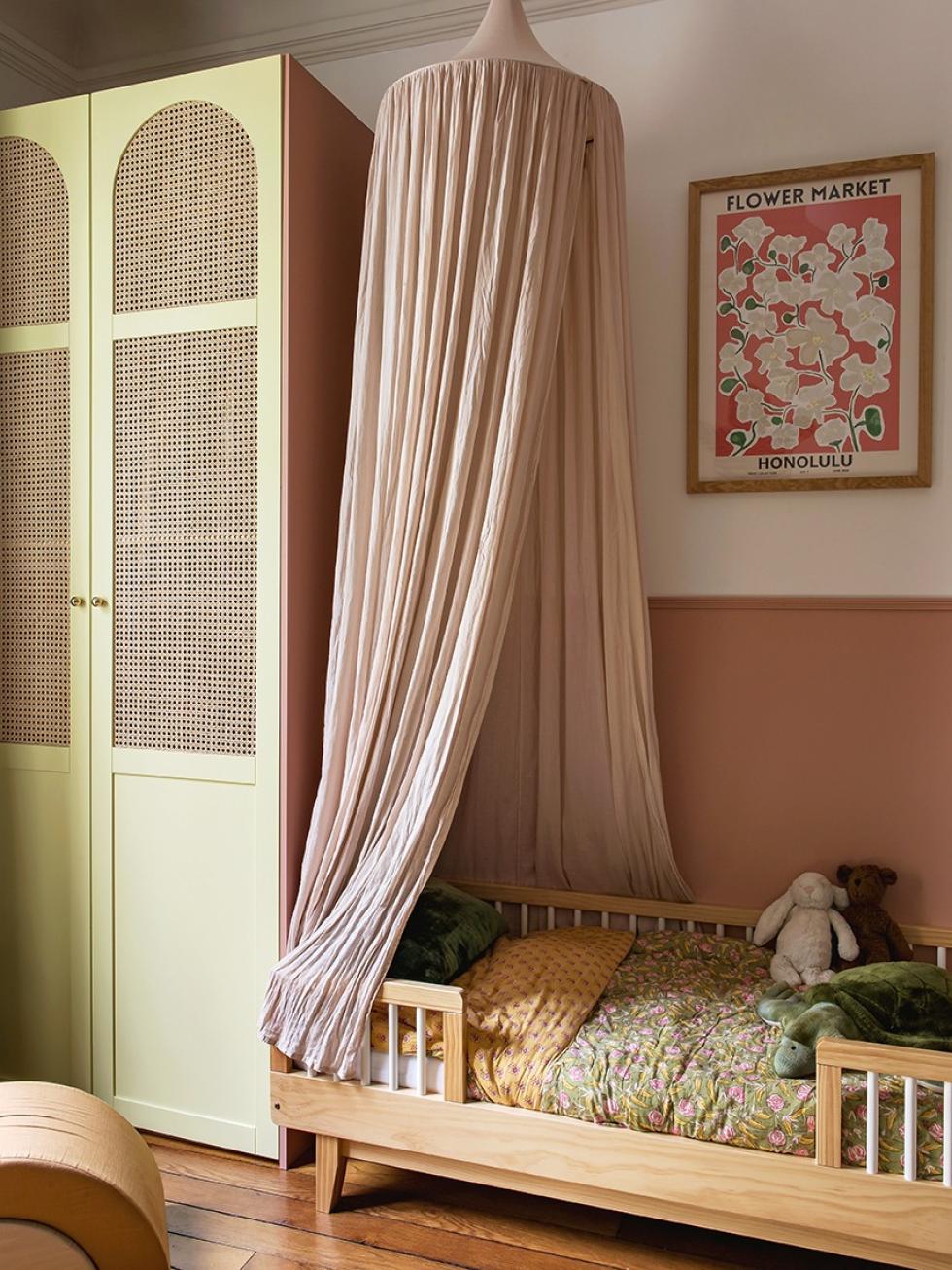 Suzanne's bedroom, wardrobe with yellow cane