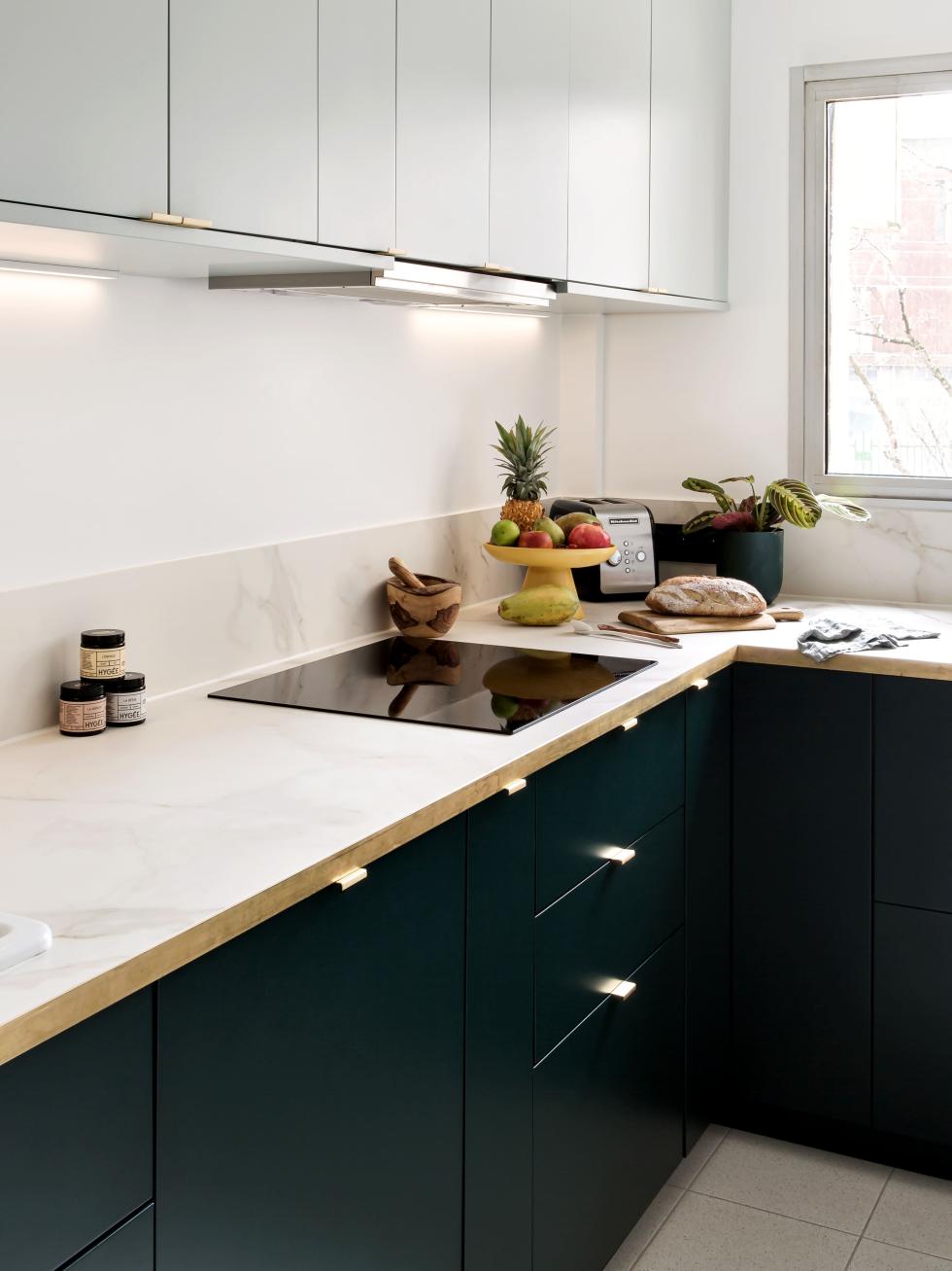 TWO-TONE KITCHEN IN GREEN 02 - SOMBRE FOREST & GREEN 01 - AMANDIER GRISE