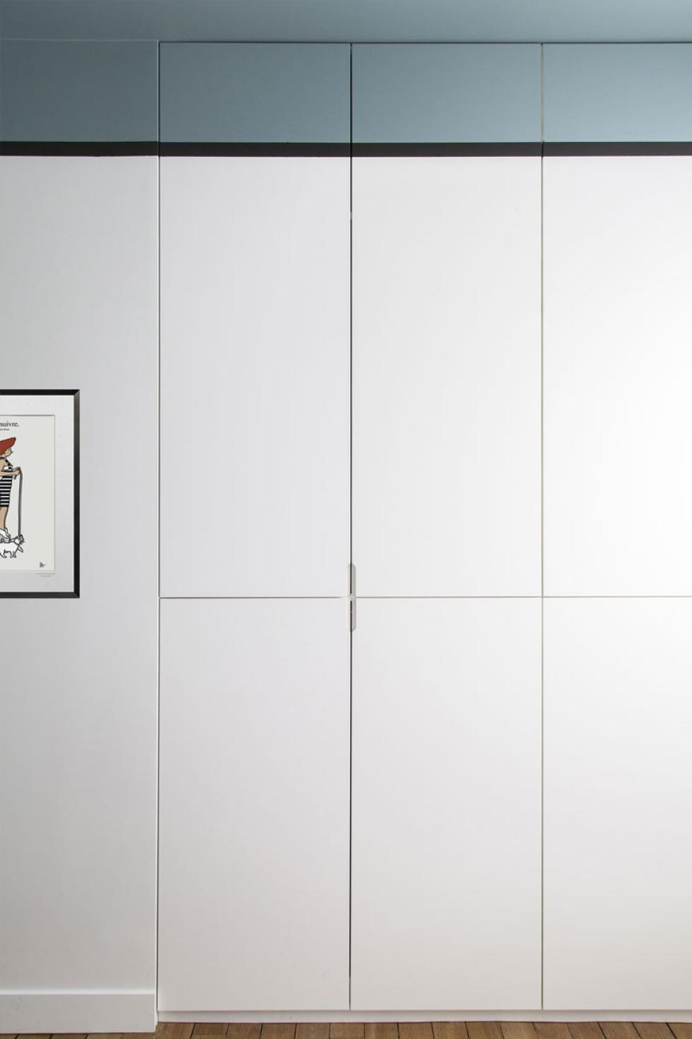 Dreifarbiger Kleiderschrank in schwarz, weiß & blau