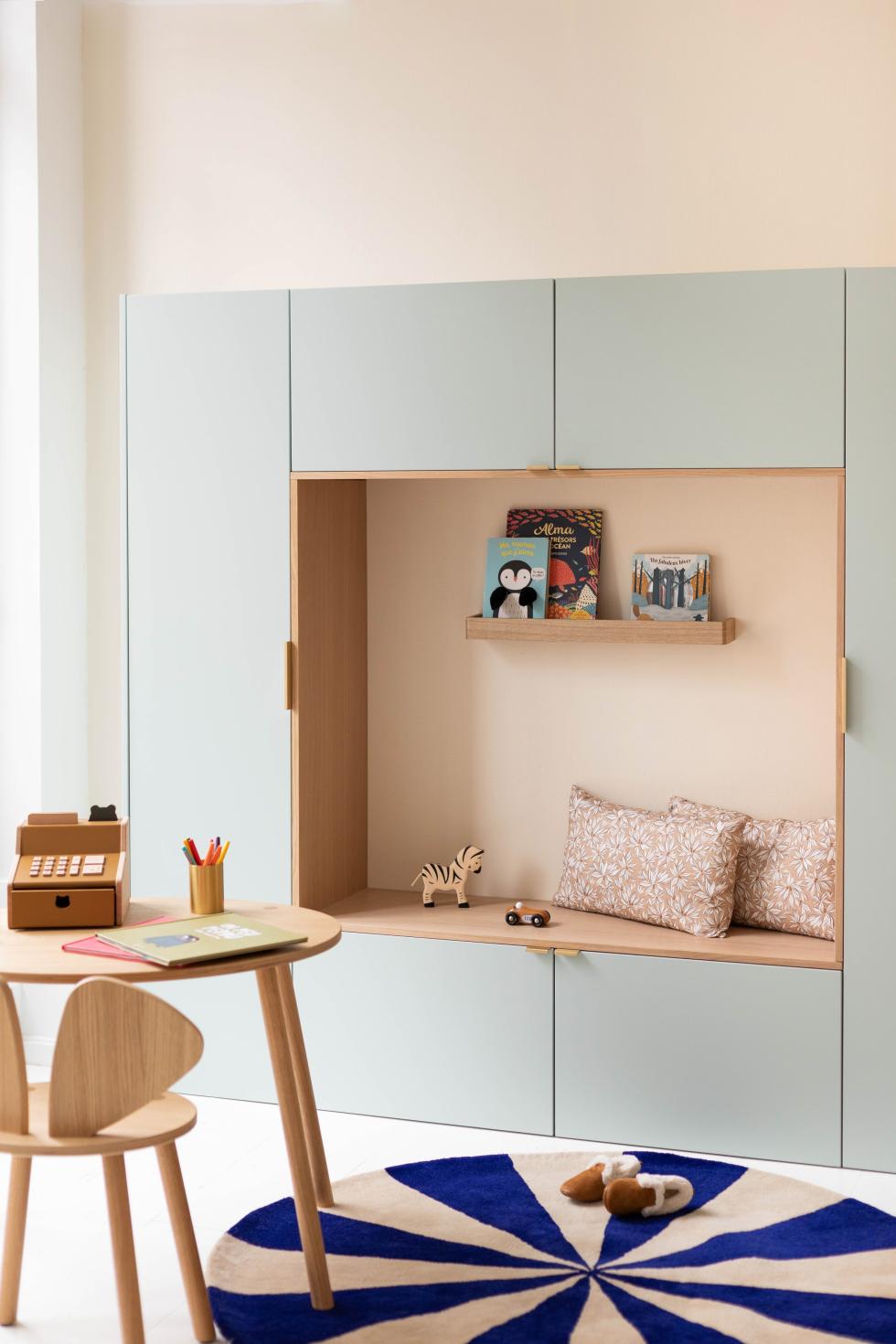 Projet réalisé au Studio Plum Living avec nos façades lisses en laque mate Amandier grisé