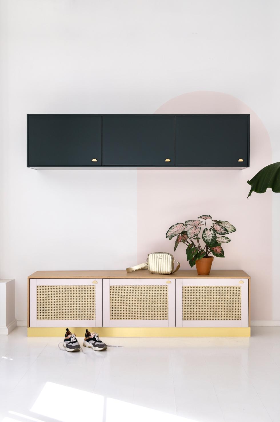 Mattlackierte Sitzbank mit Flechtwerk & Messingsockel-Kopie, gemalter Bogen an der Wand