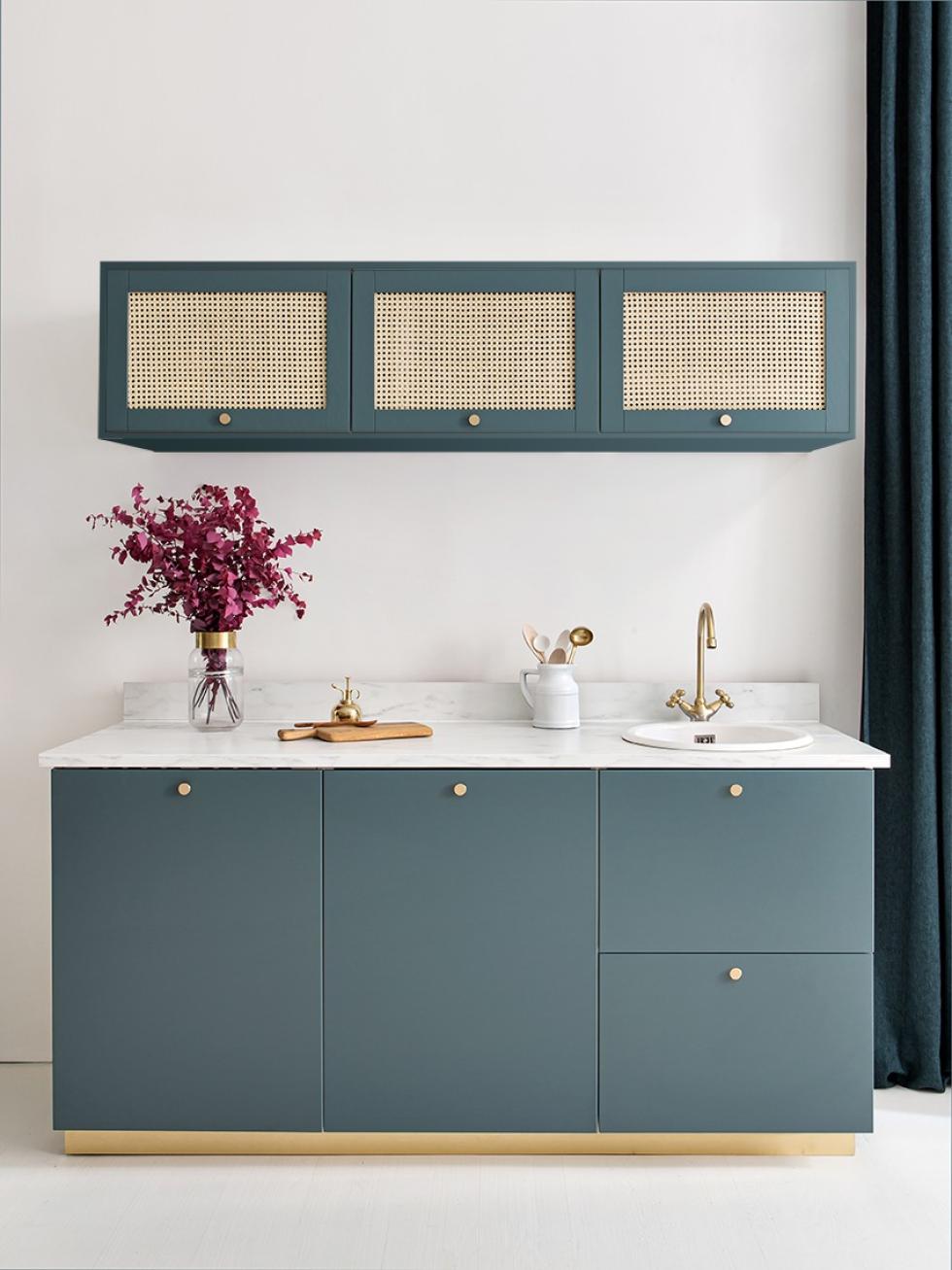 Kitchen in Blue 05 - Bleu paon cane, brass