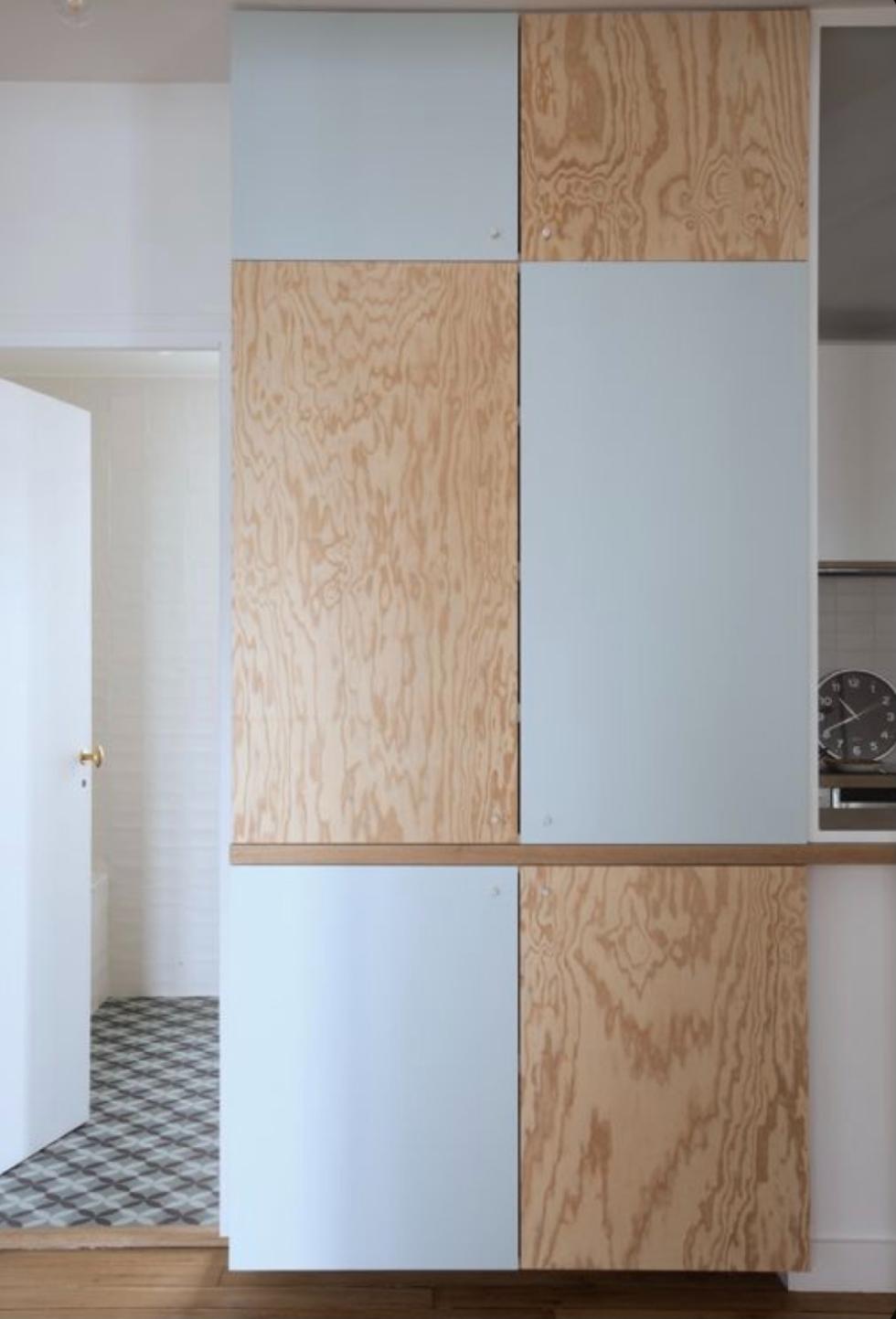 Zweifarbiger Kleiderschrank aus Holz in Blau 04 - Ciel voilé aus verschiedenen Materialien Plum Living