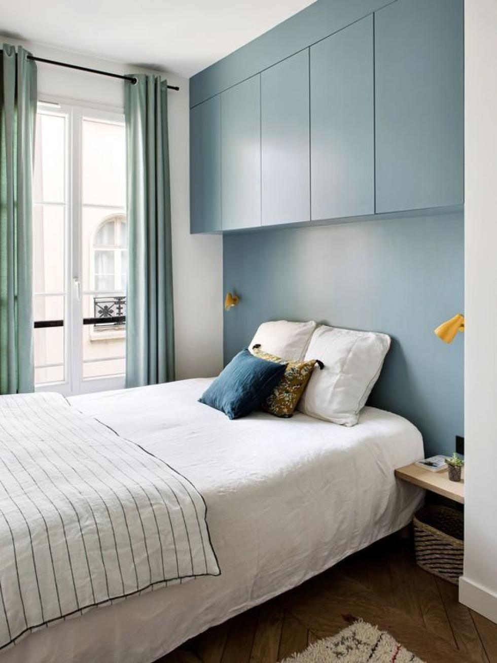 Schrank als Kopfteil des Bettes, Hängekleiderschrank blau