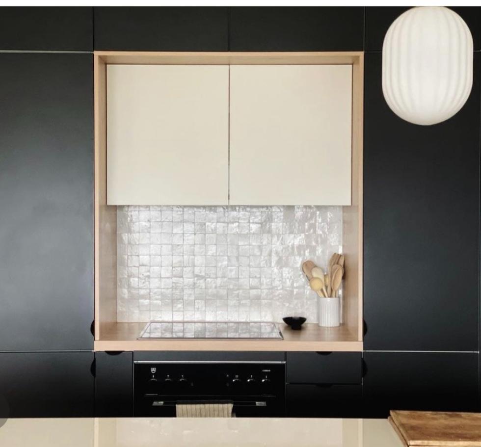 Kitchen in black & beige