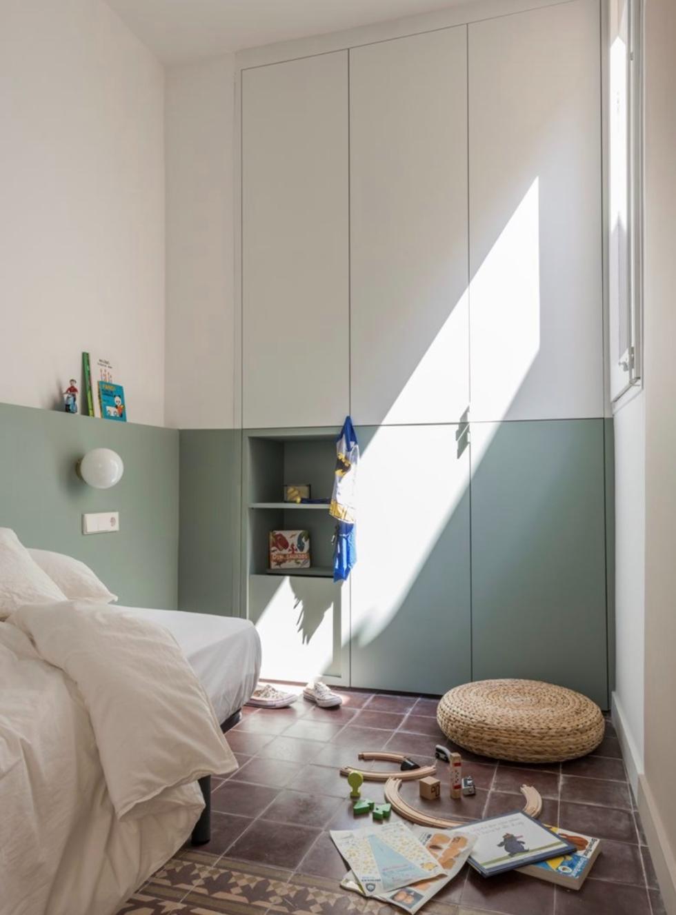 Kleiderschrank in Grün 01 - Amandier grisé aus verschiedenen Materialien Plum Living