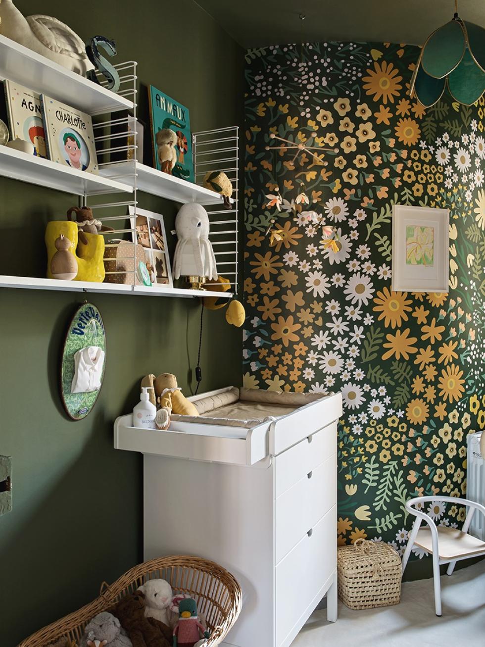 Grün gestrichenes Kinderzimmer ⓒ Hervé Goluza pour Plum Living