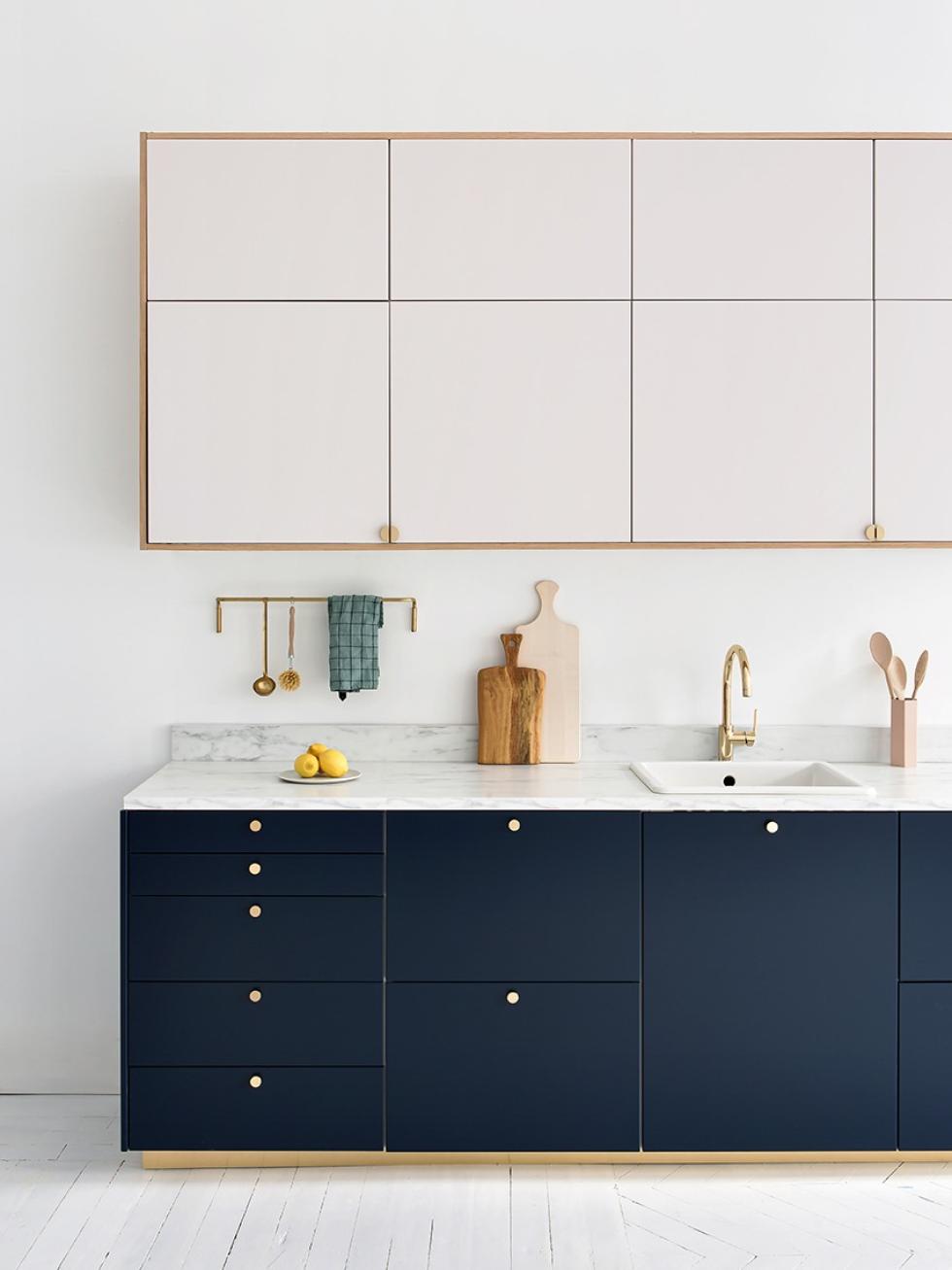 Projekt umgesetzt mit unseren glatten Fronten in Mattlack Bleu nuit und Beige 01 - Beige rosé ⓒ Hervé Goluza