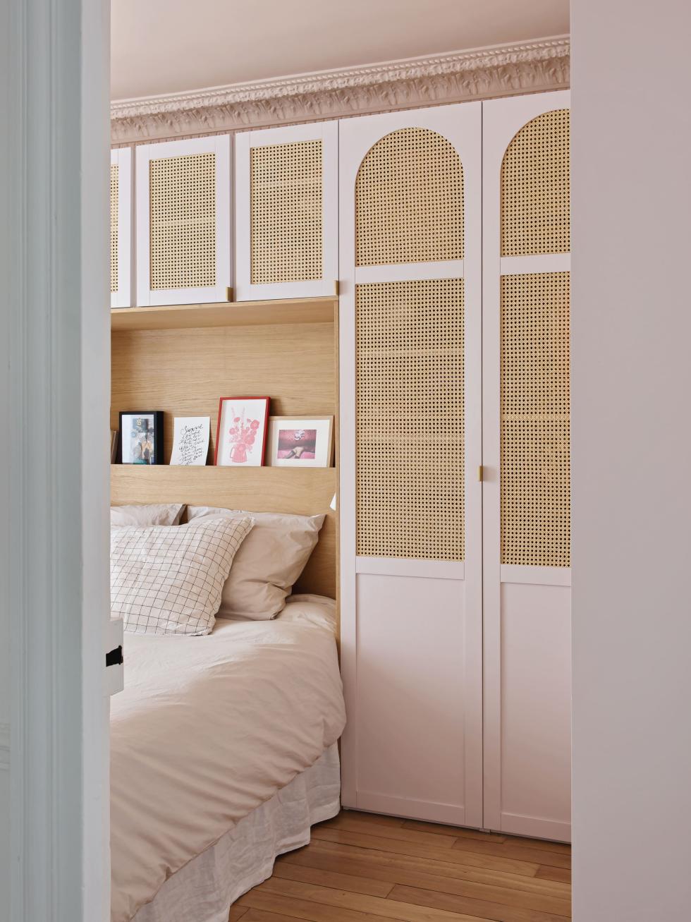 Kleiderschrank mit Flechtwerk und gebogenem Kopfteil in Beige 01 - Beige rosé, Raum im Raum Effekt mit Farbe
