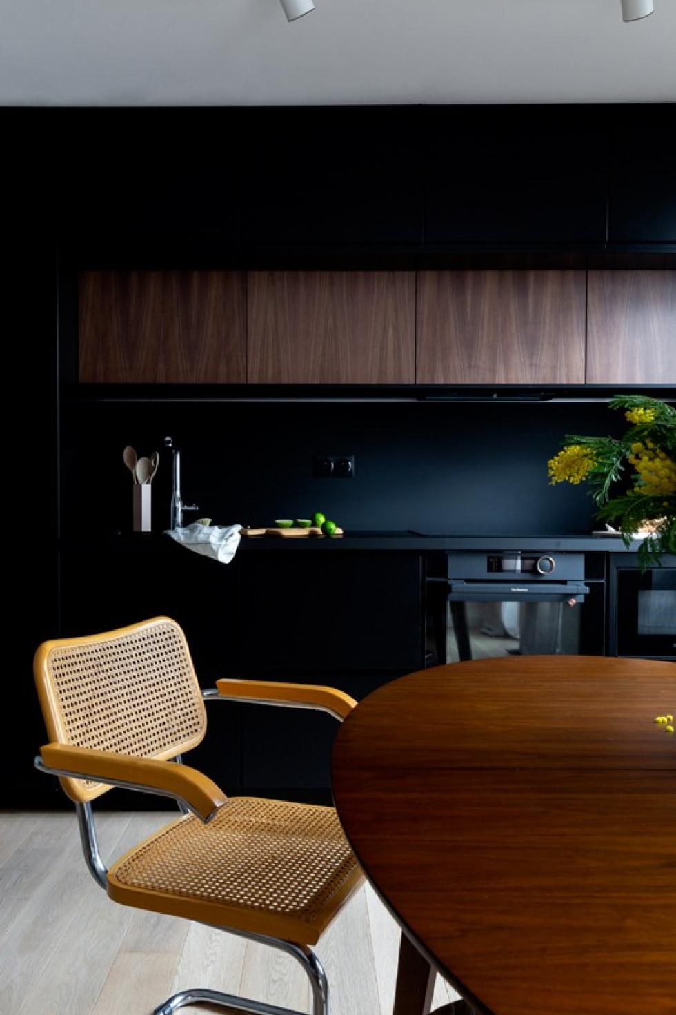 Plum Living Projekt in “Asphalte” und Walnussholz - ⓒ  Agathe Tissier für Plum Living