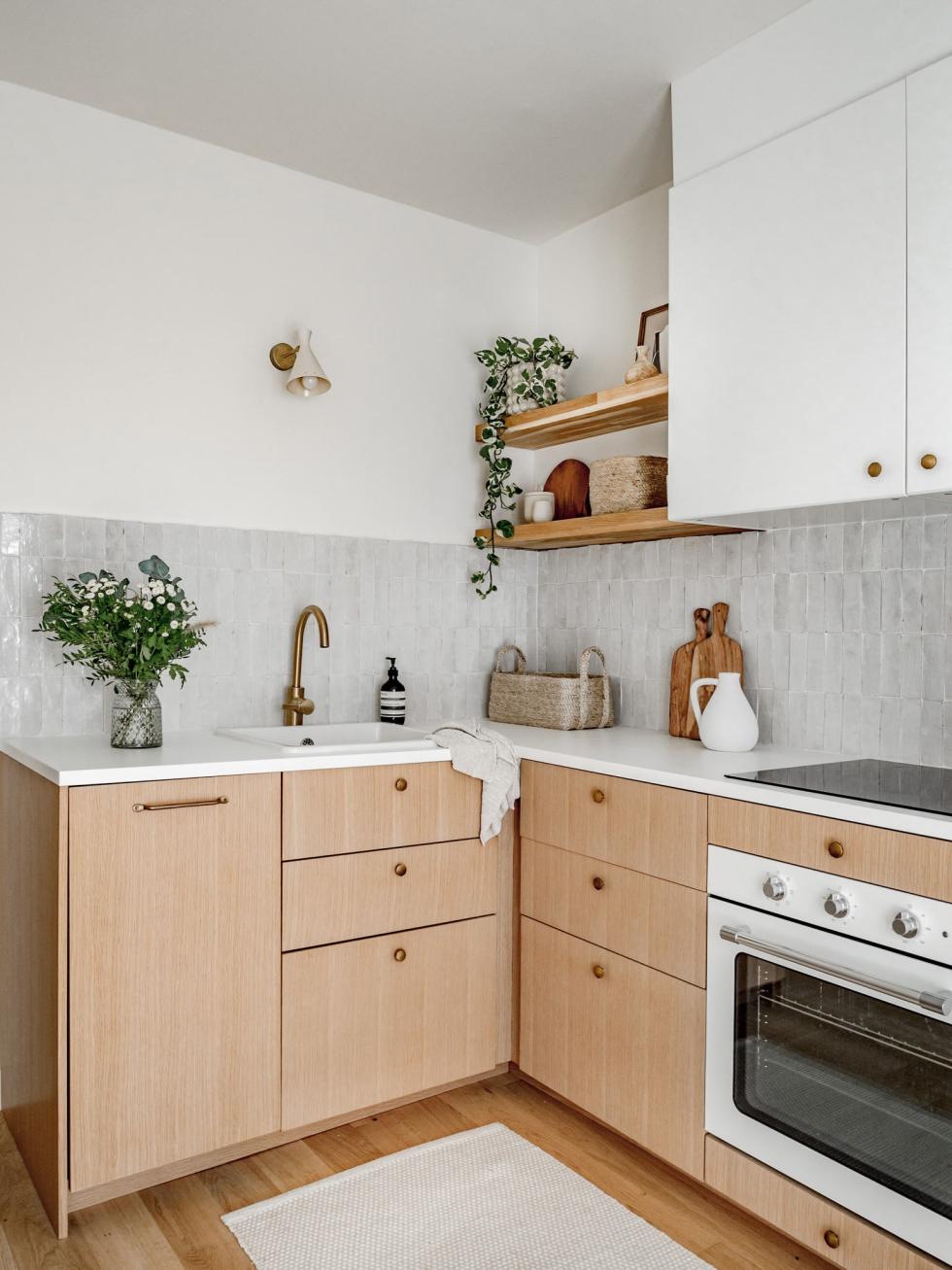 Interior Projekt von AMA Studio mit glatten Fronten aus heller Eiche.