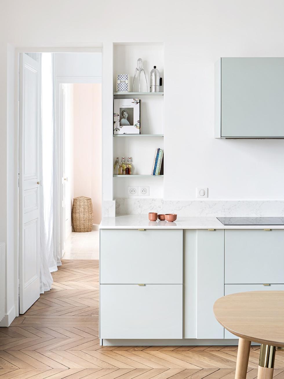 Küche in Grün 01 - Amandier grisé aus IKEA Korpussen mit Plum Living Fronten