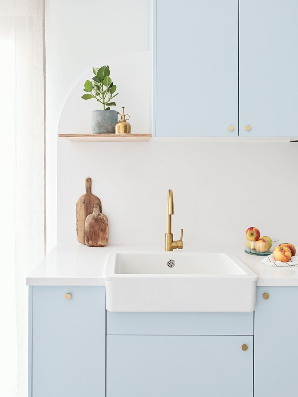 Küche in Blau 04 - Ciel voilé aus IKEA Korpussen mit Plum Living Fronten