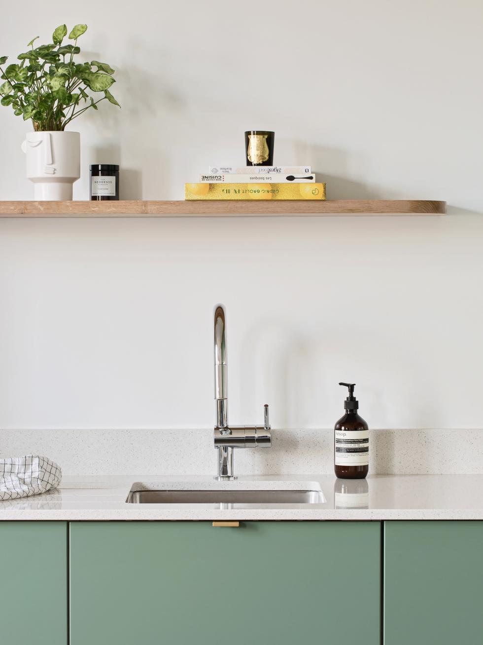 Küche in GRÜN 03 - Vert de gris aus IKEA Korpussen mit Plum Living Fronten