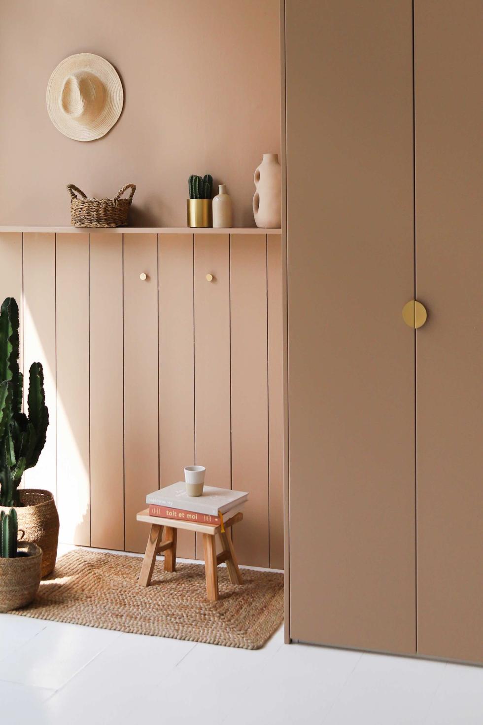 Flurmöbel mit Ikea Korpussen und Plum Living Fronten. Design von Sabine Mérillon