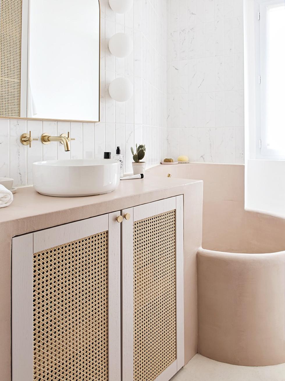 Badezimmer mit rosa Flechtwerk
