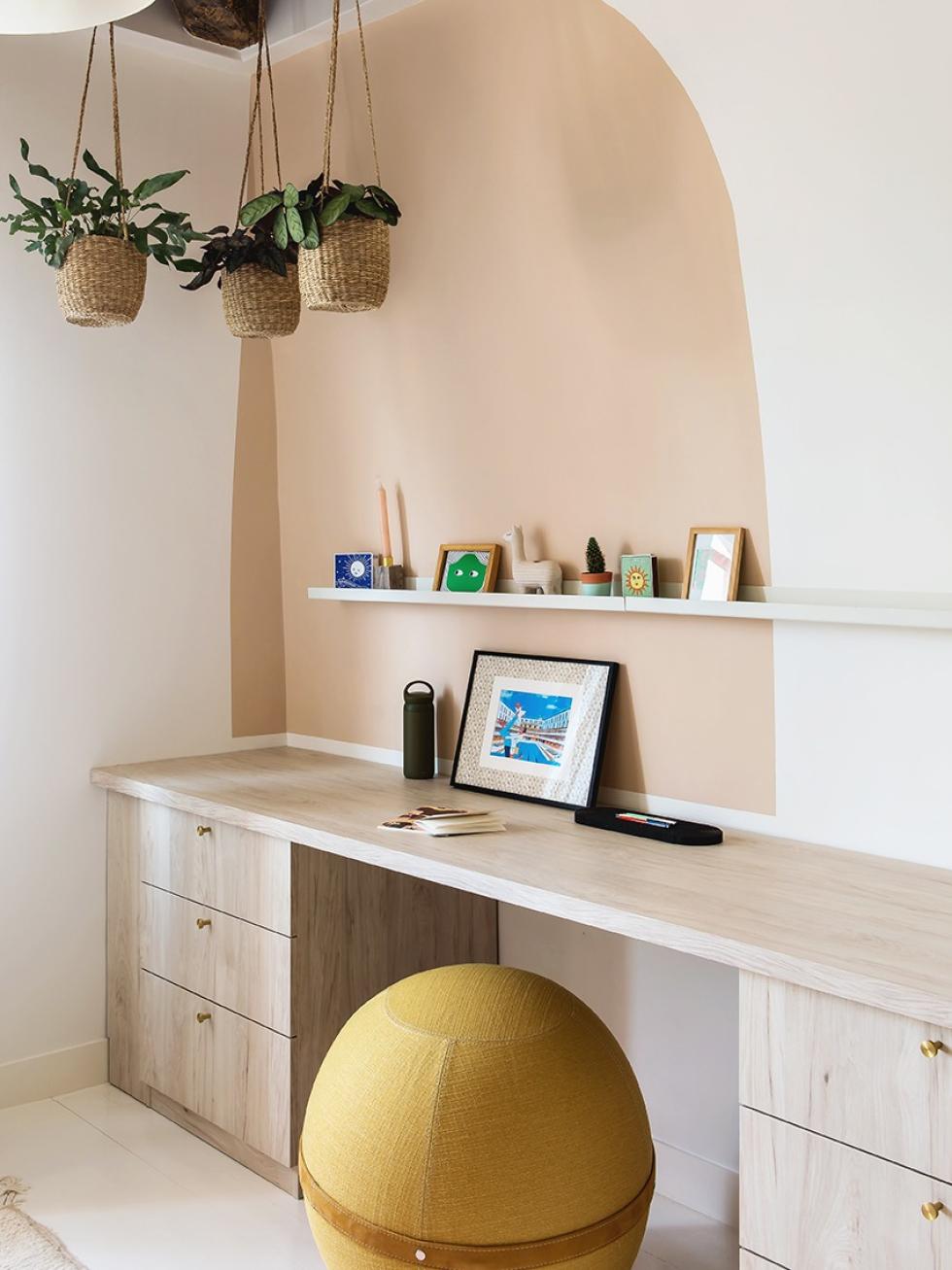 The office of Lucie Socrate ⓒ Hervé Goluza for Plum Living