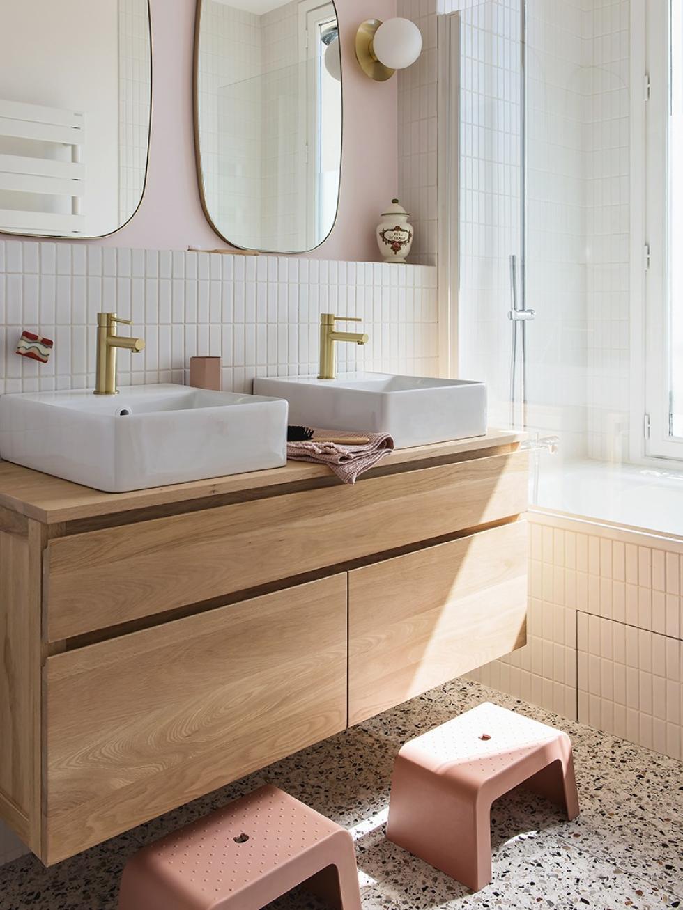 The bathroom of Lucie Socrate ⓒ Hervé Goluza for Plum Living