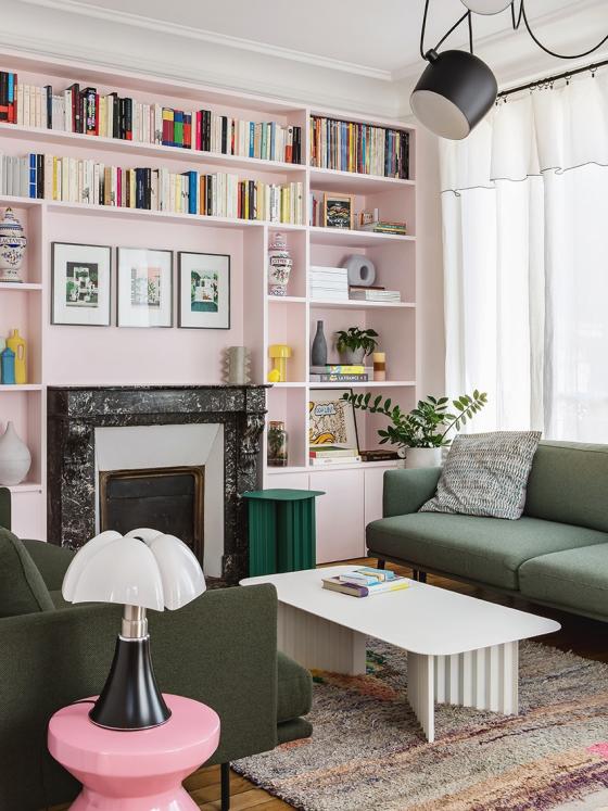 The library of Lucie Socrate ⓒ Hervé Goluza for Plum Living