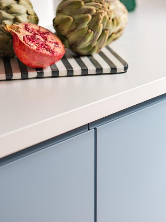 Ciel voilé kitchen with integrated handle fronts