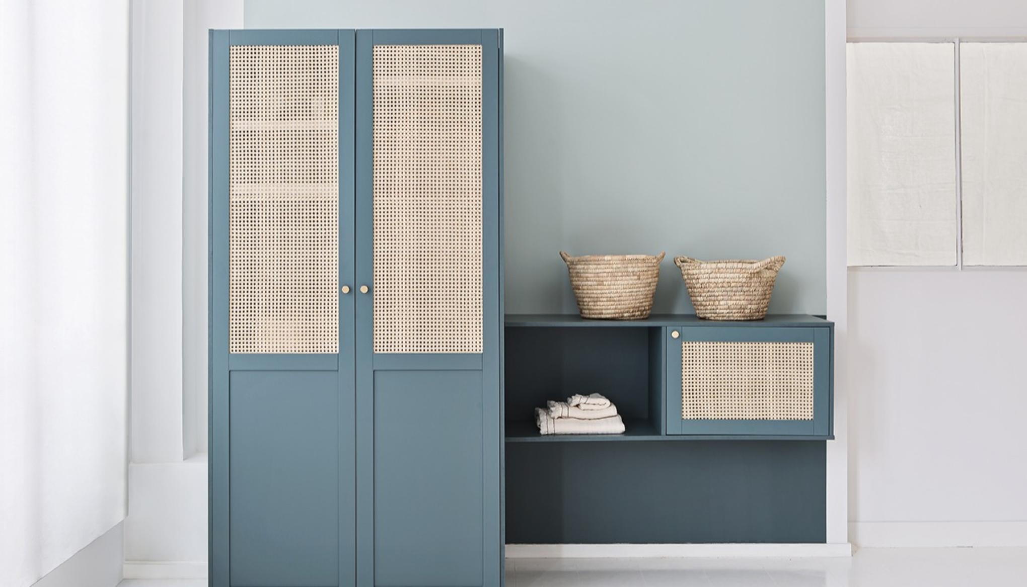 Waschküchen-Möbel mit Rohrgeflecht-Front in den Farben Bleu paon und Amandier grisé
