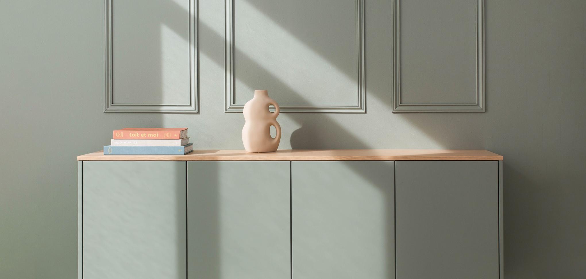 Blaues Podiumbett aus Holz, Raum im Raum Effekt mit Farbe