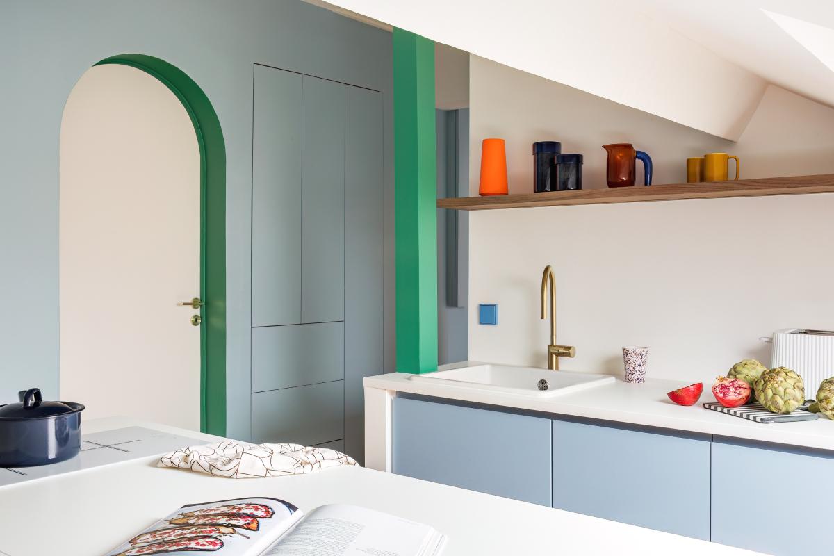 Ciel voilé kitchen with integrated handle fronts