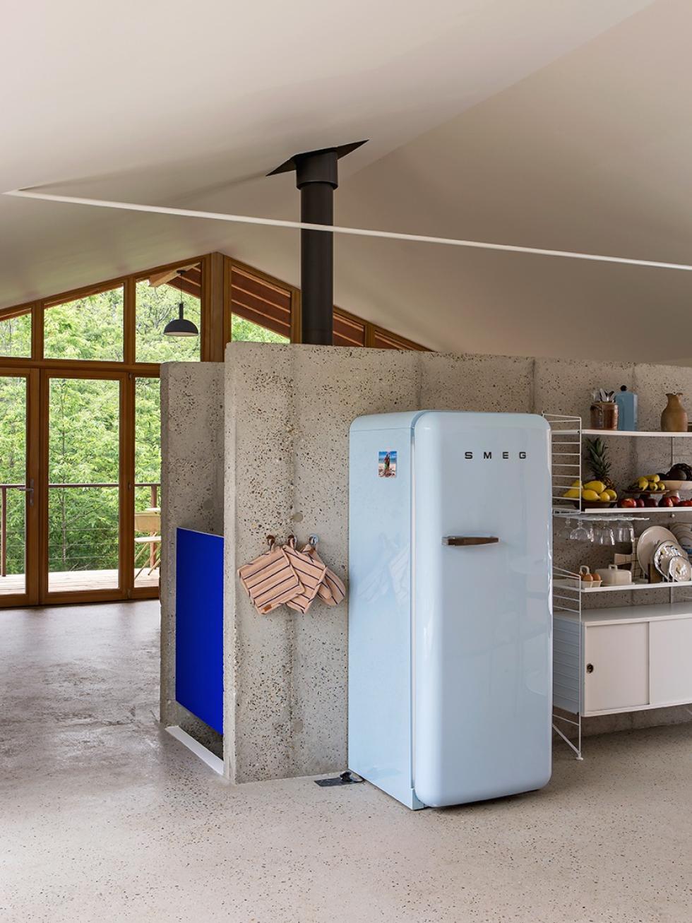 Béton ciré et frigo Smeg bleu ciel