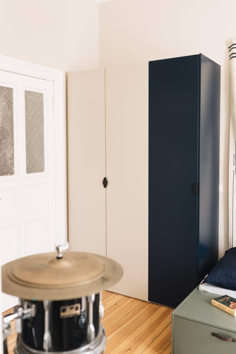 Kleiderschrank von Plum Living in Mattlack Lin und Bleu Nuit Fronten