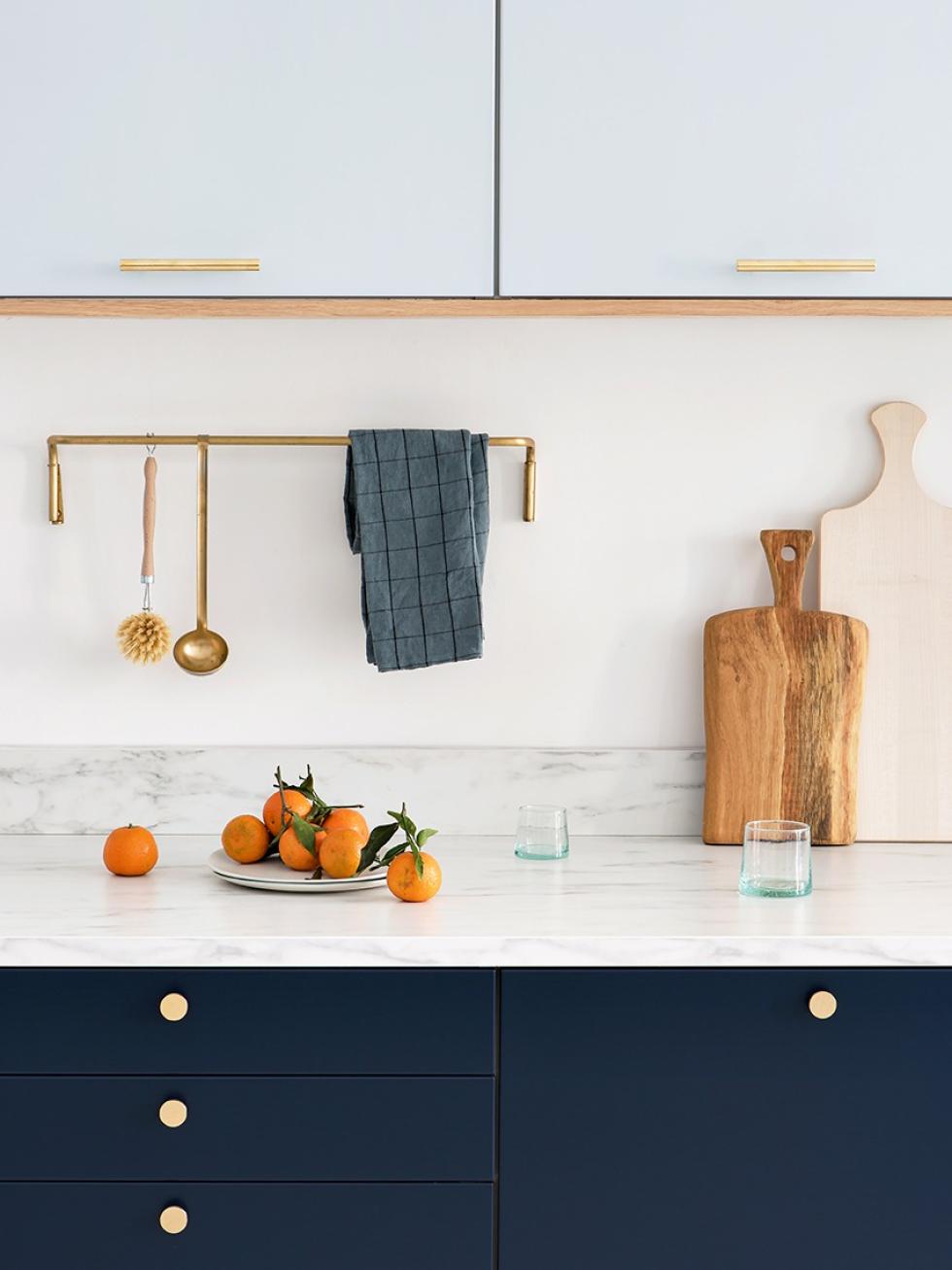 Kitchen in Blue 02 - Bleu nuit & Blue 04 - Ciel voilé, laminate worktop