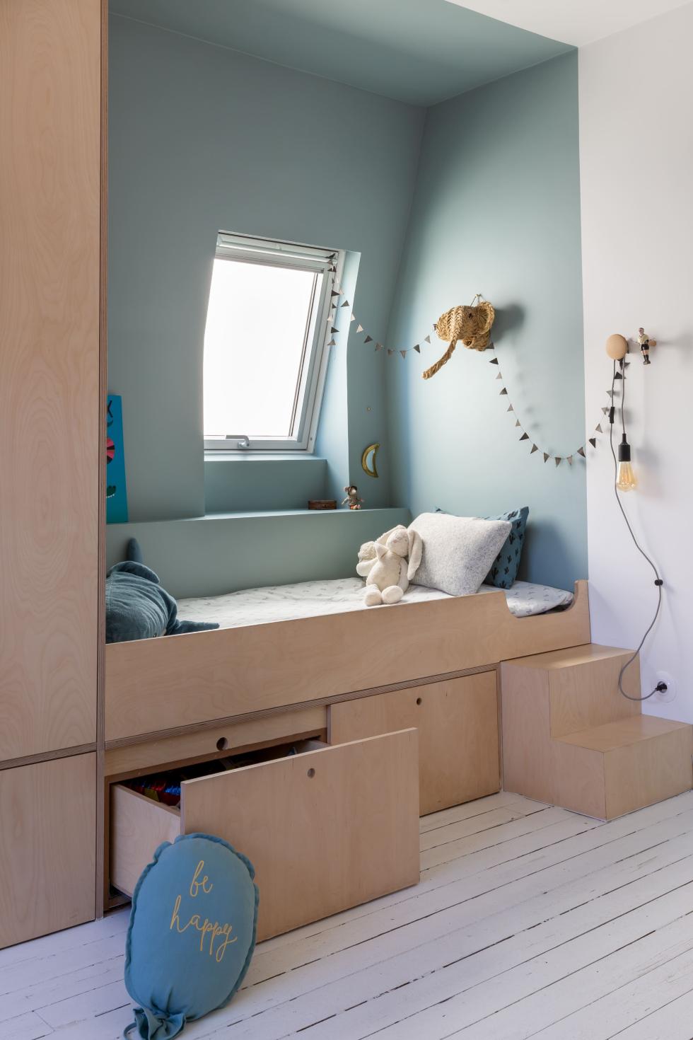 Lit podium bois peinture bleue