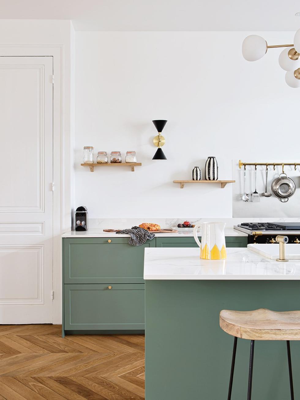 Projet Plum Living réalisé avec nos façades à cadre en laque mate Vert de gris - ⓒ Hervé Goluza pour Plum Living