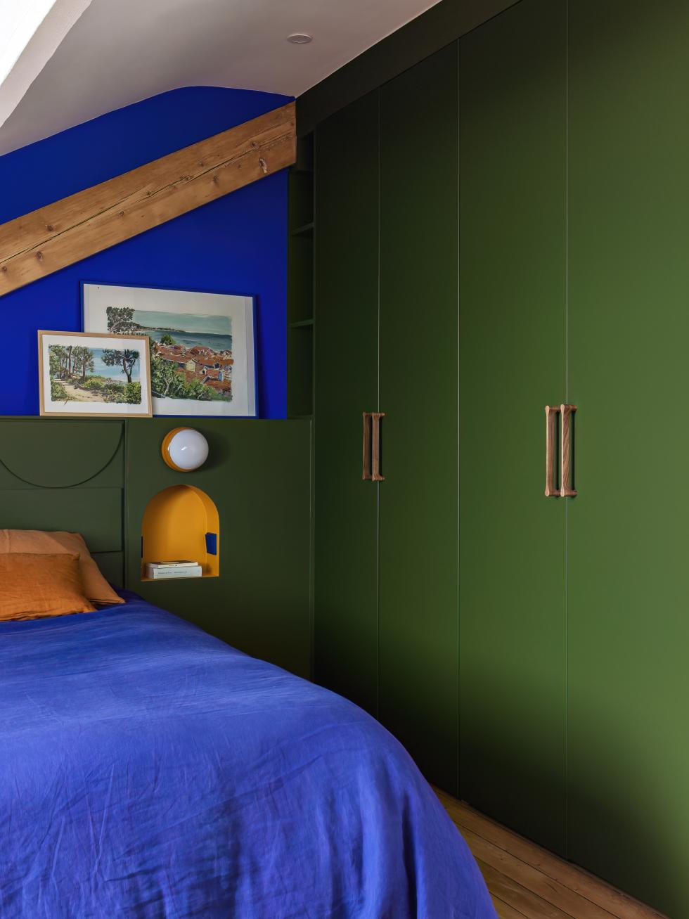 Dressing toute hauteur couleur Olive avec tête de lit colorée.
