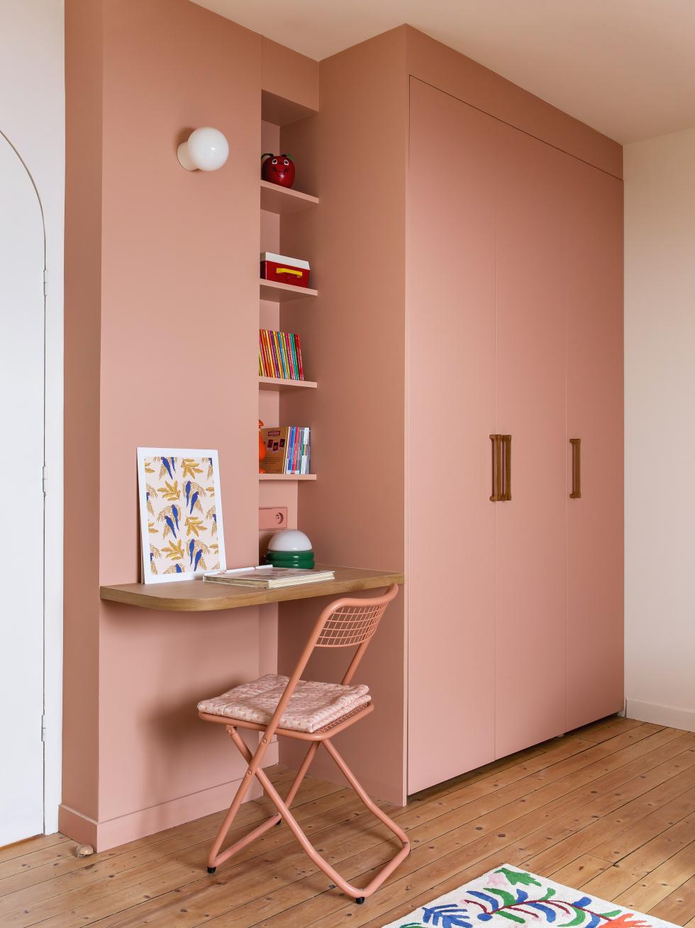 Bureau enfant et dressing toute hauteur réalisés en rose Blush.