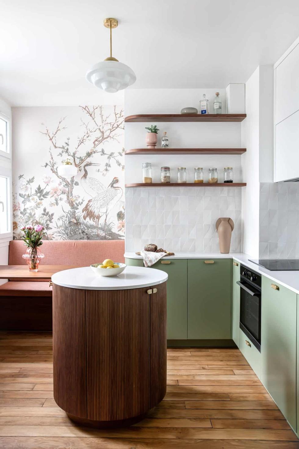 Cuisine verte et noyer avec papier peint fleuri et crédence en zelliges