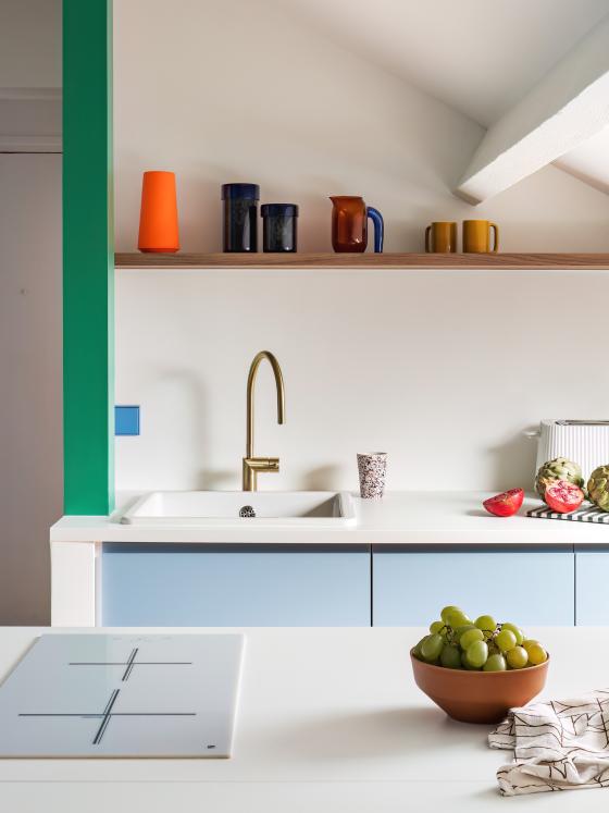 Cuisine avec façades Ciel voilé et mitigeur en laiton.