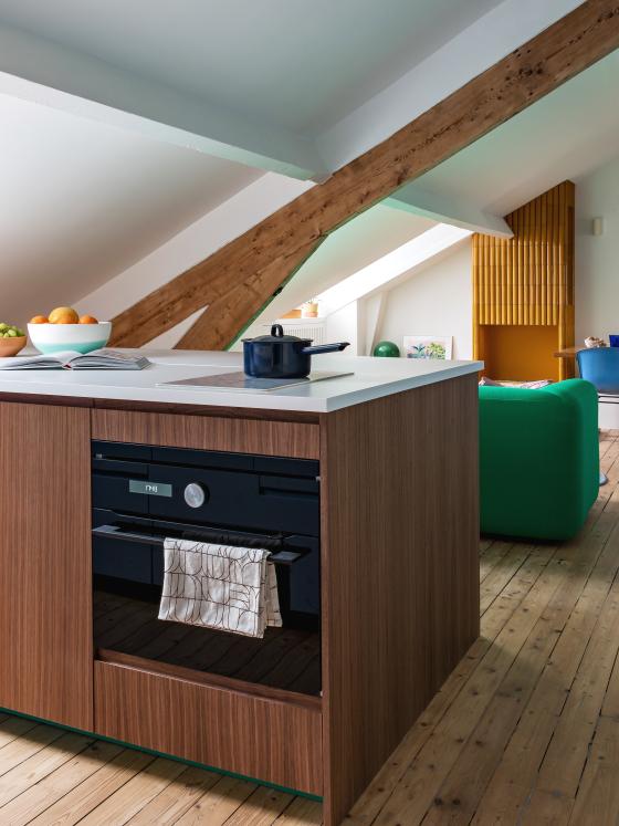 Cuisine en noyer naturel dans un appartement coloré.