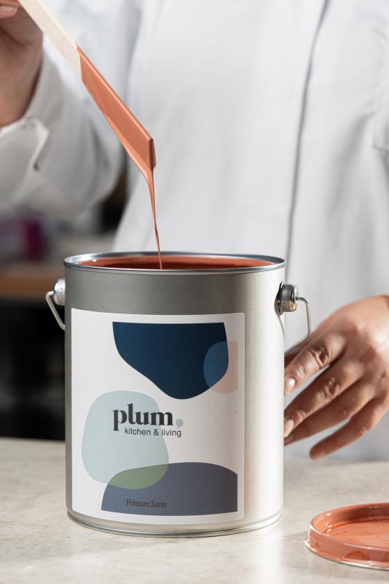 Fabrication de la peinture Plum Living dans l'atelier Ressource