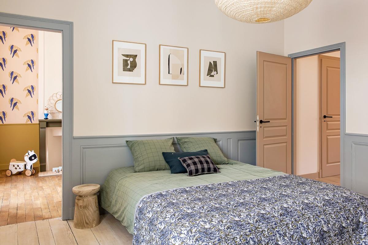 Chambre parentale avec frise de peinture Bleu glacier